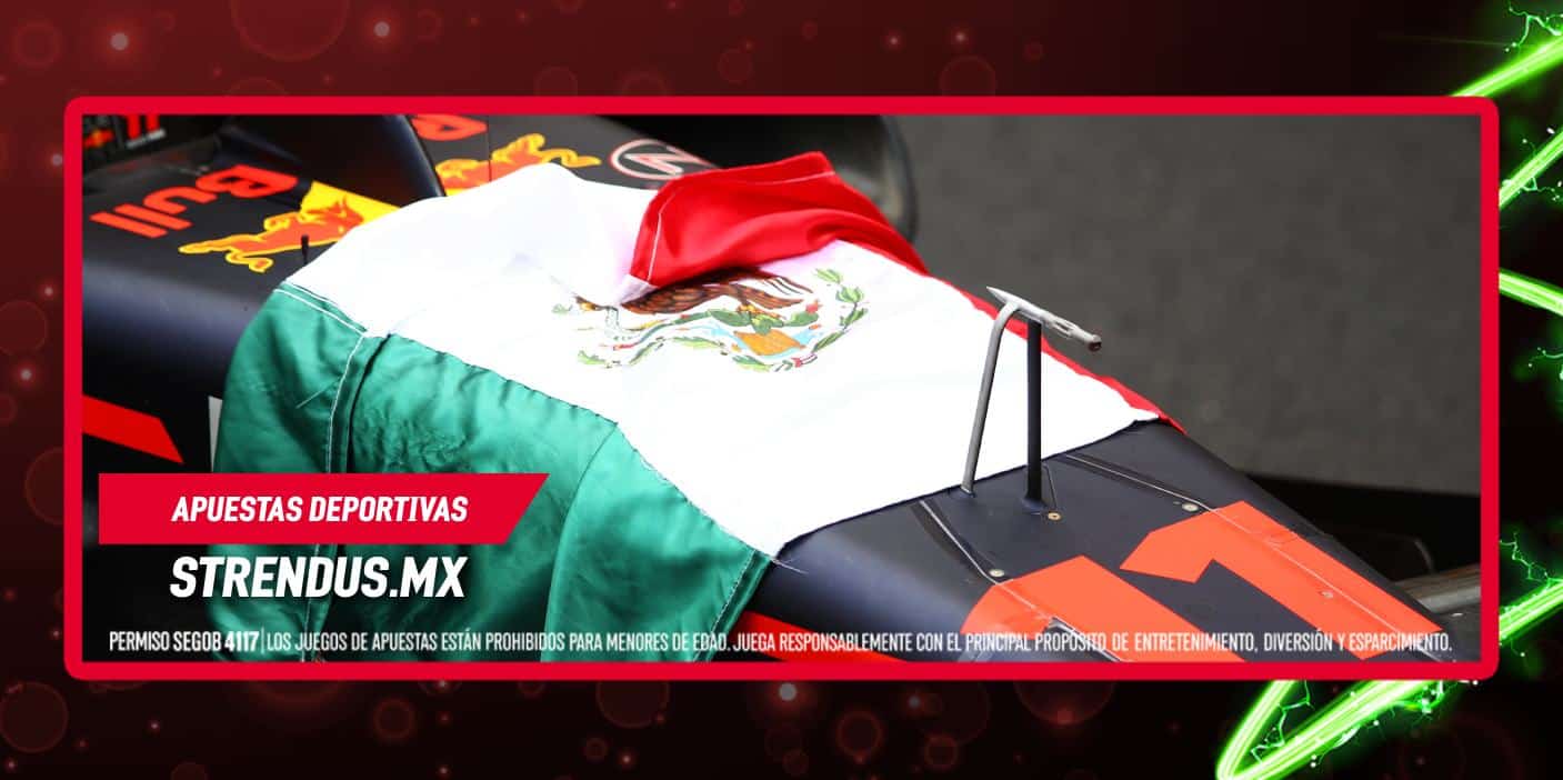 foto de pilotos mexicanos en F1con la bandera del país en un auto de Red Bull Racing